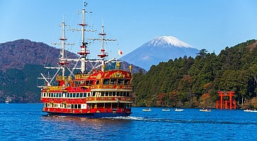 Lake Ashi and Mountain Fuji in autumn season