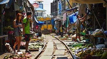 maeklong-train-market-f